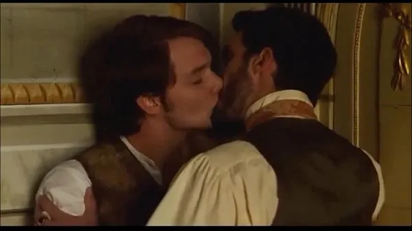 Bekijk in totaal Àlex Batllori naked and gay kiss (Stella Cadente video's