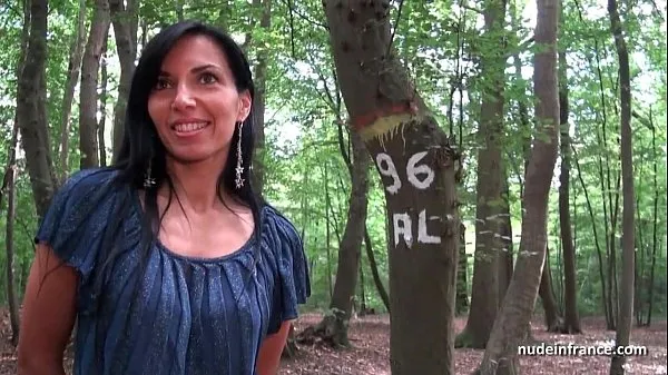 Sehen Sie sich insgesamt Die georgische Amateur-Milf trifft sich vor dem Analsex zu Hause in einem Wald Videos an