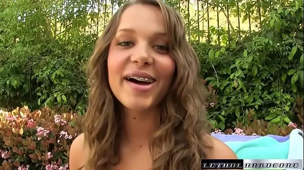 Bekijk in totaal Teen Liza Rowe gets hardcore creampie big cock video's
