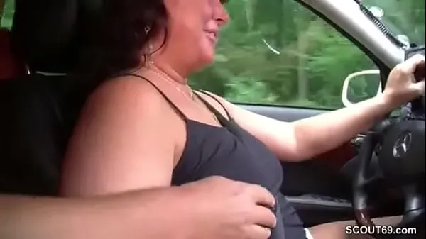 Watch MILF Taxifahrerin leasst sich von Kunden im Auto ficken total Videos