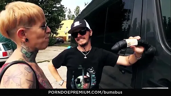دیکھیں BUMS BUS - The tattooed German Lady Kinky Cat has hot sex in traffic کل ویڈیوز