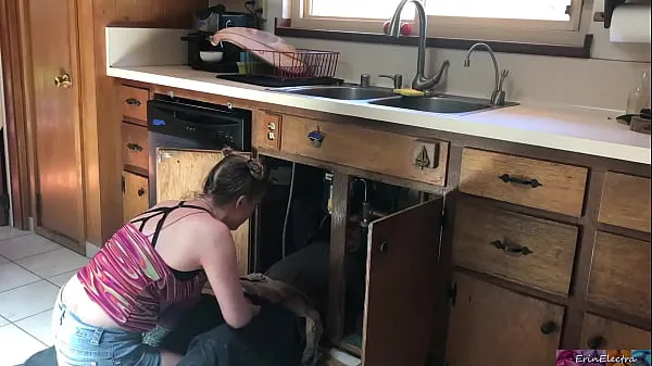 Bekijk in totaal lucky plumber fucked by teen - Erin Electra video's