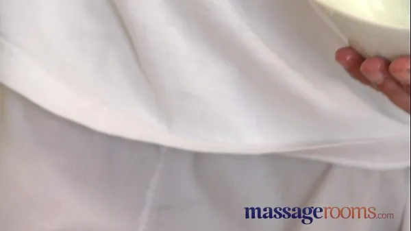 观看Massage Rooms Mature woman with hairy pussy given orgasm个视频