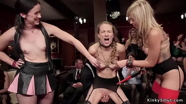 Se Blonde slut anal tormented at orgy party videoer i alt