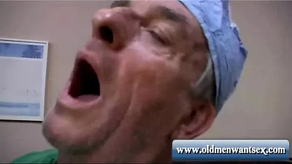Sehen Sie sich insgesamt Alter mann doktor fickt patient Videos an