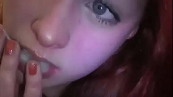 Titta på totalt Married redhead playing with cum in her mouth videor