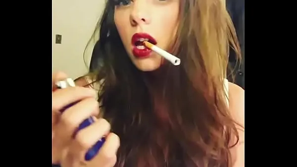 Hot girl with sexy red lips कुल वीडियो देखें