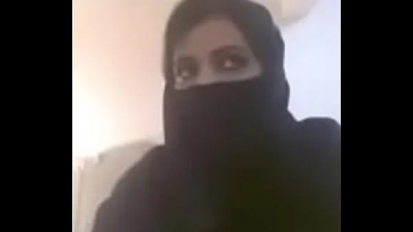 Se Muslim hot milf expose her boobs in videocall totalt videoer