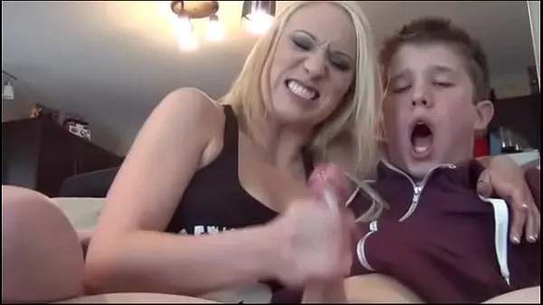 Se Lucky being jacked off by hot blondes totalt videoer