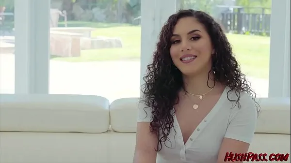 Sehen Sie sich insgesamt Latina Babe von großen Schwanz gespritzt Videos an