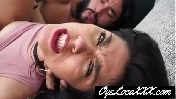 Oglejte si FULL SCENE on - When Latina Kaylee Evans takes a trip to Colombia, she finds herself in the midst of an erotic adventure. It all starts with a raunchy photo shoot that quickly evolves into an orgasmic romp skupaj videoposnetkov