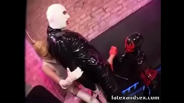 Oglejte si Latex Angel and latex demon group fetish skupaj videoposnetkov