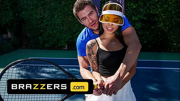 Se Xander Corvus) Massages (Gina Valentinas) Foot To Ease Her Pain They End Up Fucking - Brazzers totalt videoer