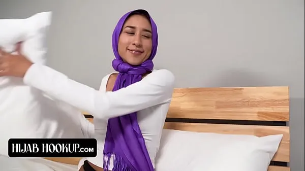 Horny Perv Peeps On Beauty Babe In Hijab Vanessa Vox कुल वीडियो देखें