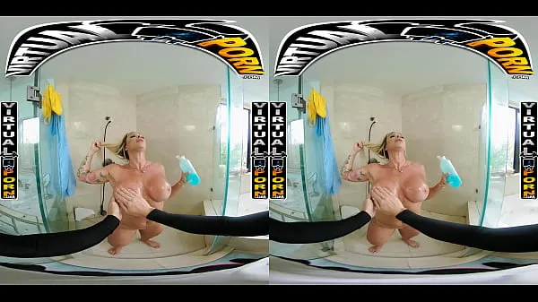 Se Busty Blonde MILF Robbin Banx Seduces Step Son In Shower totalt videoer