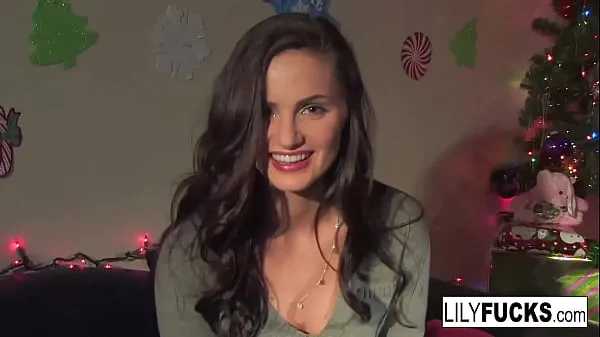 Regardez Lily nous raconte ses vœux de Noël excitants avant de se satisfaire dans les deux trous vidéos au total