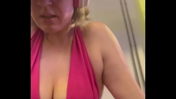 Se Wow, my training at the gym left me very sweaty and even my pussy leaked, I was embarrassed because I was so horny totalt videoer