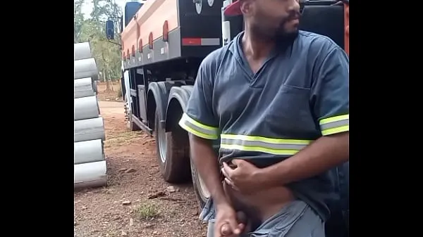 观看Worker Masturbating on Construction Site Hidden Behind the Company Truck个视频