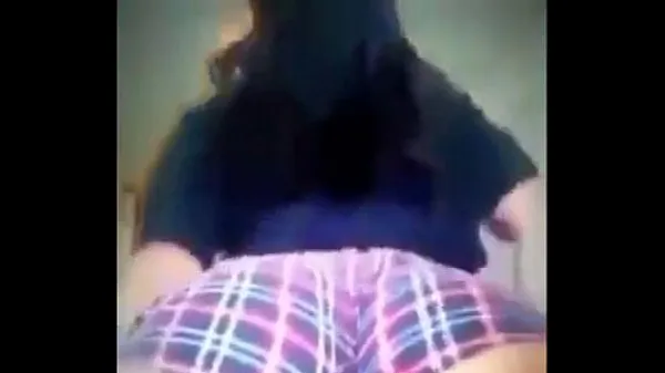 Se Thick white girl twerking totalt videoer